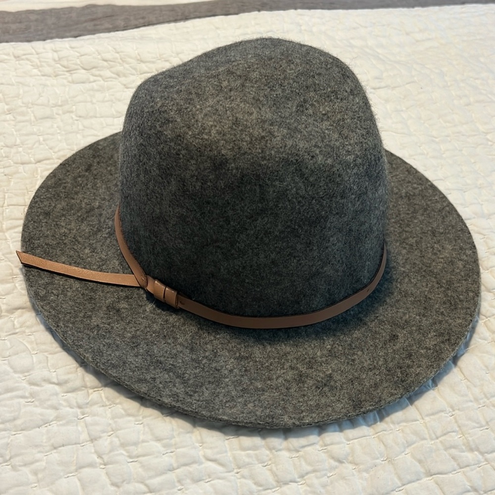 Gray felt hat with beige belt banana republic